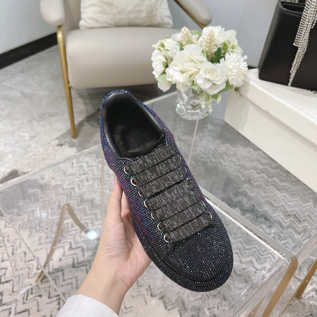 👟👟Ex-factory price 560👟👟 Men's size +10 2025SS McQueen crystal inlaid large and small diamond casual shoes counter original 1:1 production Fabric: imported silk velvet + imported Czech diamonds Lining: sheepskin lining Code number: 35-41 Male 39/44